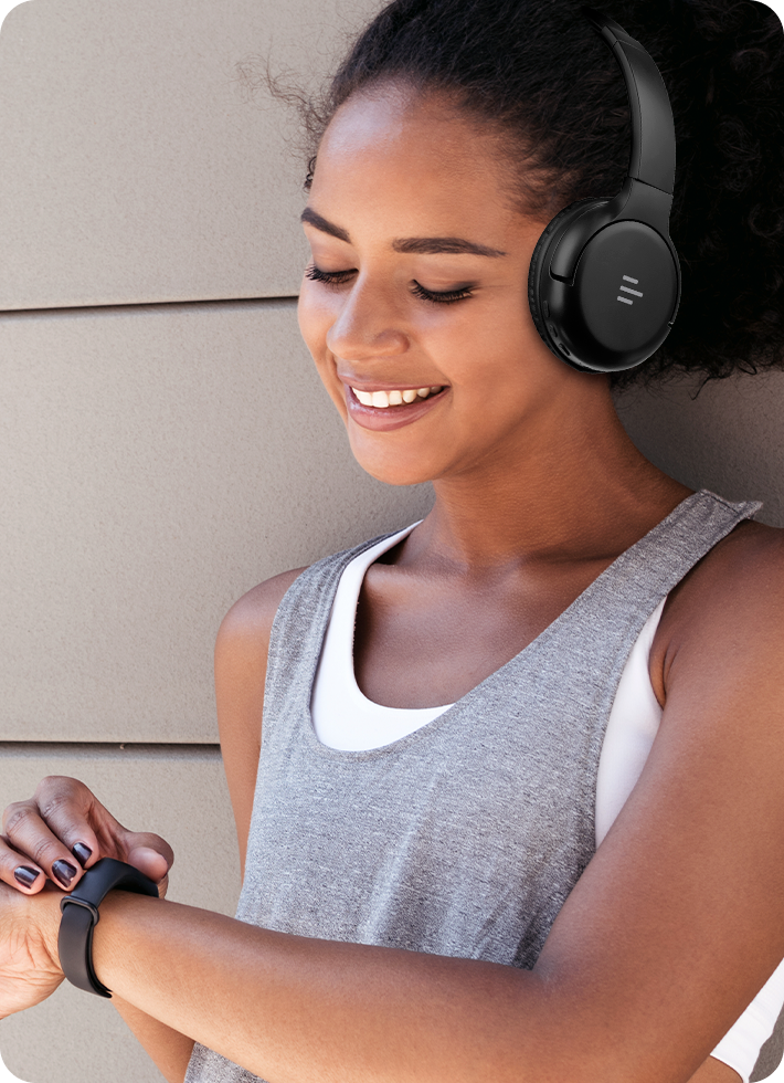 Mulher usando fones de ouvido e relógio